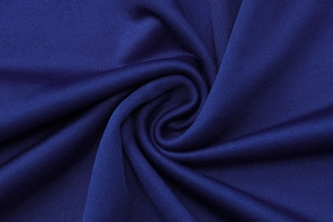 Gros plan de la dentelle bleu foncé et de la texture en maille respirante pour la robe