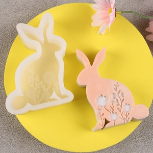 Détail d'un moule en silicone lapin avec motifs floraux pour bougies et savons