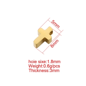 Pendentif croix en acier inoxydable doré 5x8mm avec finition polie et détails de taille