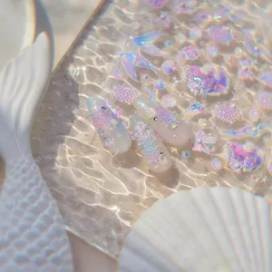 Détail macro de stickers ongles sirène 3D avec dégradés laser, perles et motifs coquillages