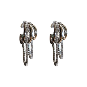 Boucles d'oreilles argentées minimalistes avec chaîne multicouche et zircon étincelant
