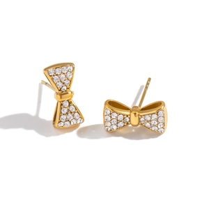Boucles d'oreilles nœuds dorés avec strass étincelants sur fond blanc épuré