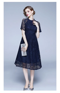 Détail de la texture de dentelle bleu marine élégante sur une robe de soirée