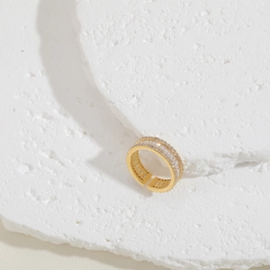 Dettaglio dell'anello regolabile placcato oro con tre file di zirconi incastonati