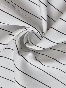 Gros plan détaillé sur la texture du tissu à fines rayures verticales noires et blanches