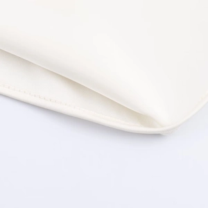 Détail du tissu satiné blanc perle avec coutures soignées et texture brillante