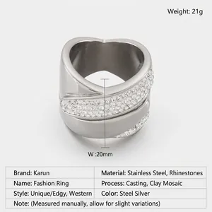 Macro shot of a stainless steel heart ring with rhinestones, 20mm width and 21g weight