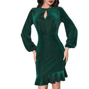 Robe moulante vert foncé en tissu côtelé avec découpe au col et ourlet à volants