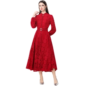 Robe longue vintage en dentelle rouge avec col montant et manches lanternes élégantes