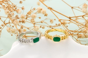 Retro adjustable emerald green stone rings with silver and gold chain design