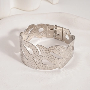 Dettaglio del bracciale argento con motivo a serpente traforato e trama a griglia incisa