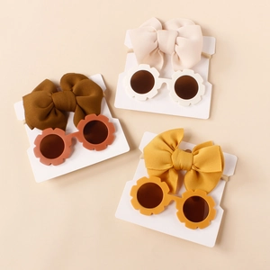 Set fascia per capelli con fiocco e occhiali da sole per neonati in toni panna e marrone