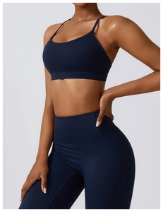 Détail de l'ensemble legging de yoga taille haute bleu foncé et brassière de sport