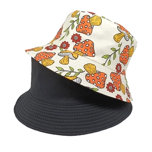 Cappello da pescatore con motivo a funghi colorati e design nero reversibile da esterno