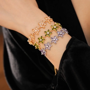 Nahaufnahme von Zirkon-Blumenarmbändern in Gold und Silber mit bunten Markisesteinen