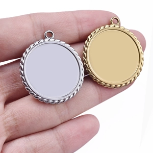 Hand holding retro 304 stainless steel gold and silver round rope bezel pendants