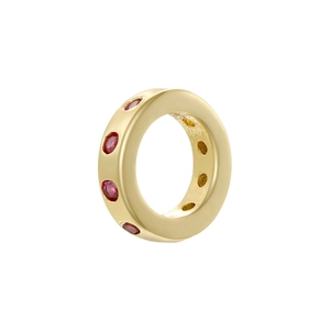 Macro d'une perle d'espacement dorée sertie de strass rouge foncé étincelants pour bijoux