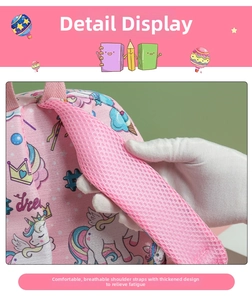 Dettaglio dello zaino rosa con spallacci imbottiti in rete 3D traspirante e spessi