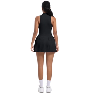 Vue arrière d'une robe de tennis noire plissée avec col sans manches et tissu respirant
