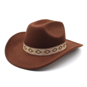 Chapeau de cowboy marron en feutre de laine avec ruban brodé ethnique sur fond blanc