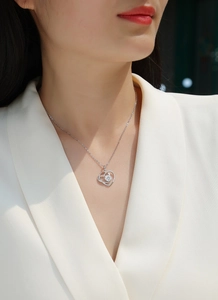 Elegant 1-carat heart pendant necklace in S925 sterling silver worn by a model