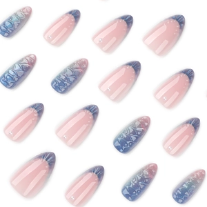 Faux ongles amande courts avec gaufrage floral 3D et pointes French à perles