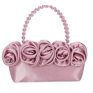 Borsa da sera in raso rosa con cinque rose fatte a mano e manico superiore in perle