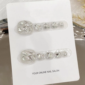 Unghie piedi finte fatte a mano argento glitterato con strass su cartoncino bianco