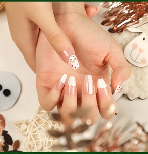 Détails de faux ongles d'hiver avec texture de pull blanc et motifs de pingouins