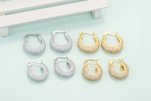 Aros brillantes con circonitas en oro y plata, elegante diseño redondo acolchado