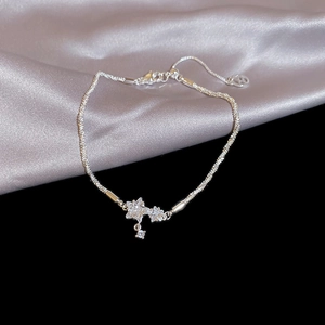 Primo piano dettagliato del bracciale in argento sterling S925 con ciondolo a stella