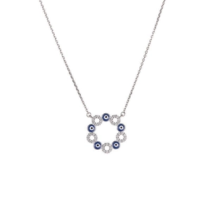 Gros plan du collier en argent avec breloques Evil Eye en émail et micro-diamants brillants