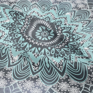 Vue macro détaillée du tissu de tapisserie mandala bohème en vert menthe et gris ardoise