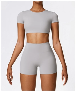 Détail de l'ensemble de yoga gris sans couture avec haut court et short de sport taille haute