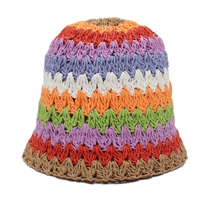 Chapeau cloche en paille fait main avec rayures ethniques pour voyage d'été