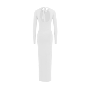 Détail de la robe blanche à manches longues avec dos nu et lacets autour du cou