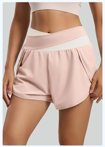 Détail du short de yoga rose à taille double épaisseur avec poche latérale