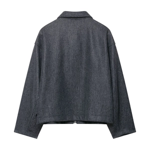 Vue détaillée du dos d'une veste en laine gris anthracite à la coupe courte et moderne