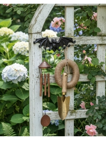 Gancho de pared de murciélago de hierro fundido vintage con herramientas de jardín