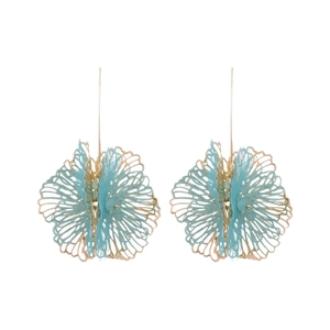 Boucles d'oreilles fleur en métal doré et tissu bleu clair sur fond blanc