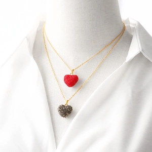 Colliers avec pendentifs cœur étincelants rouge et gris foncé, chaîne dorée
