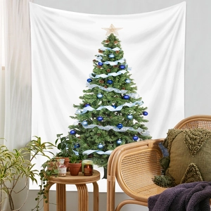 Dettaglio di un arazzo da parete con albero di Natale in un interno accogliente e piante