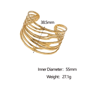 Bracciale rigido dorato a strati con trama martellata irregolare e design a linee cave