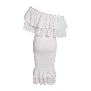 Détail de la robe blanche en dentelle à épaules dénudées avec broderie et corps froncé