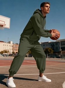 Scatto all'aperto di set tuta da uomo con cappuccio e pantaloni verde oliva