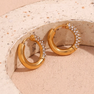 Vista macro di orecchini a cerchio placcati oro 18K con micro zirconi bianchi incastonati