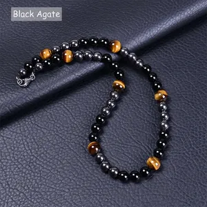 Détail du collier de perles en agate noire, oeil de tigre et billes d'hématite