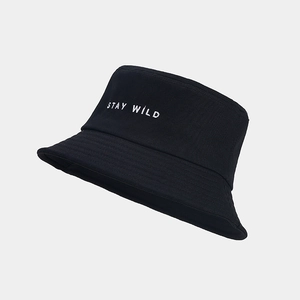 Détail de la broderie Stay Wild sur un chapeau bob en toile de coton noir de qualité