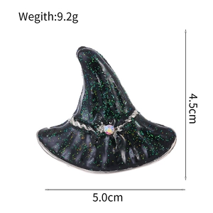 Broche chapeau de sorcier Halloween noire avec paillettes vertes et strass sur fond blanc