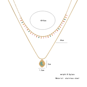 Détails du collier double couche en acier doré avec dimensions et pendentif papillon